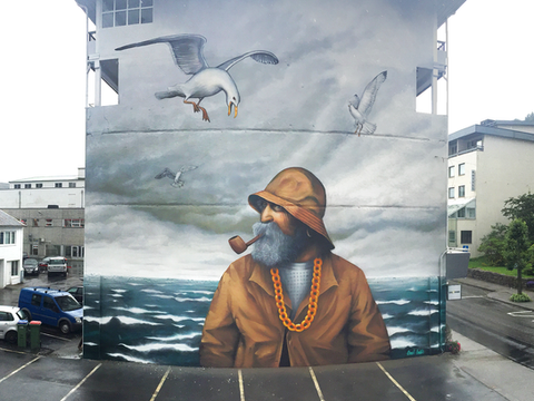 sjømann veggmaleri maritimt mural gatekunst med havtema
gammel fisker kunstverk
street art Norge 369 Creative Studio
realistisk mural hav nordisk sjømann kunst hav og fugler kunstverk mural med måker stor fasadekunst gullfiskeren måløy
måløy graffiti måløy gatekunst Gatekunst graffiti spraymaling kunst tilpasset graffiti store veggmalerier graffiti norge veggdekor