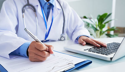 maos-da-medica-irreconhecivel-escrevendo-no-formulario-e-digitando-no-teclado-laptop.jpg