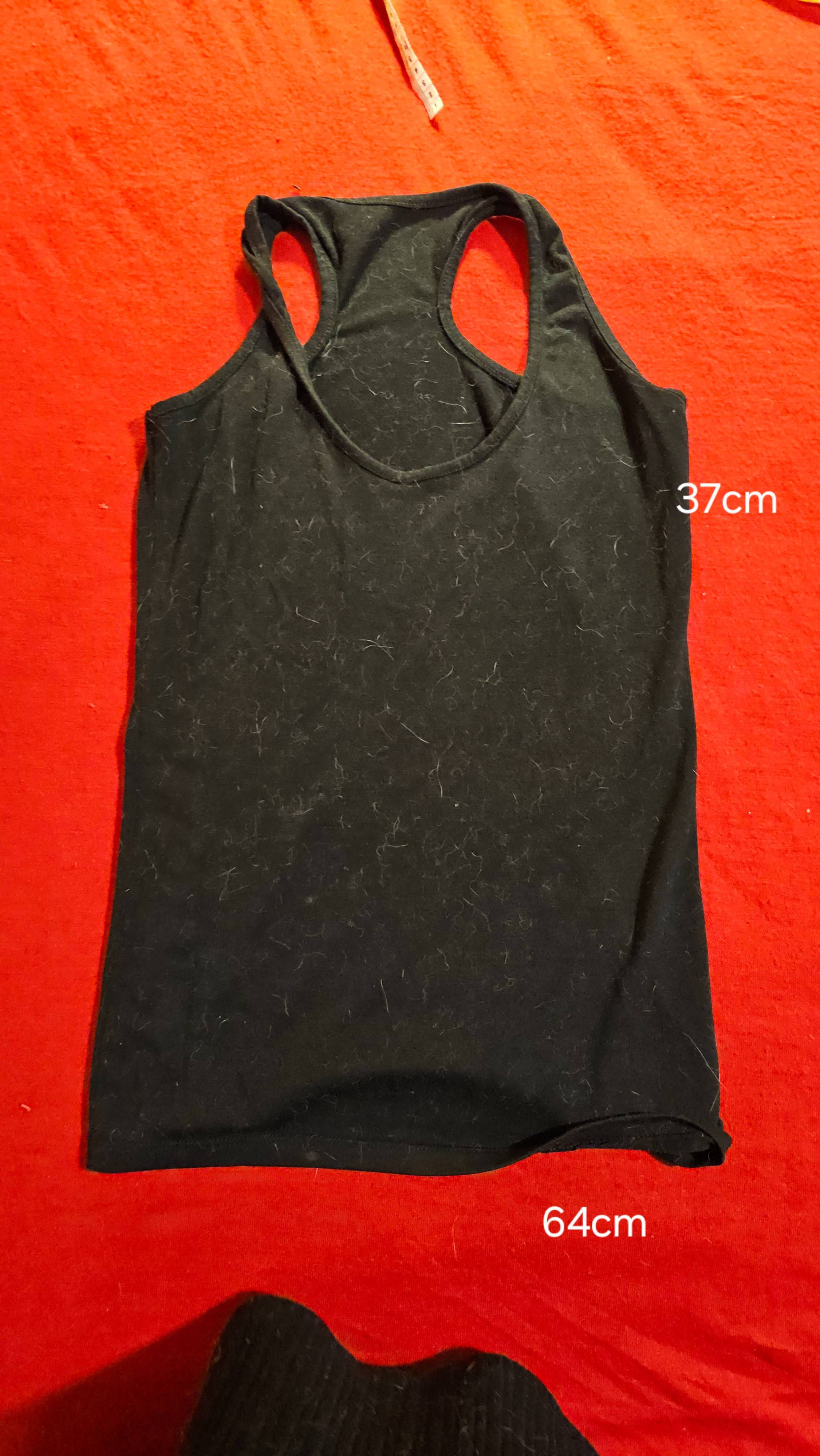 Musculosa negra tipo deportiva