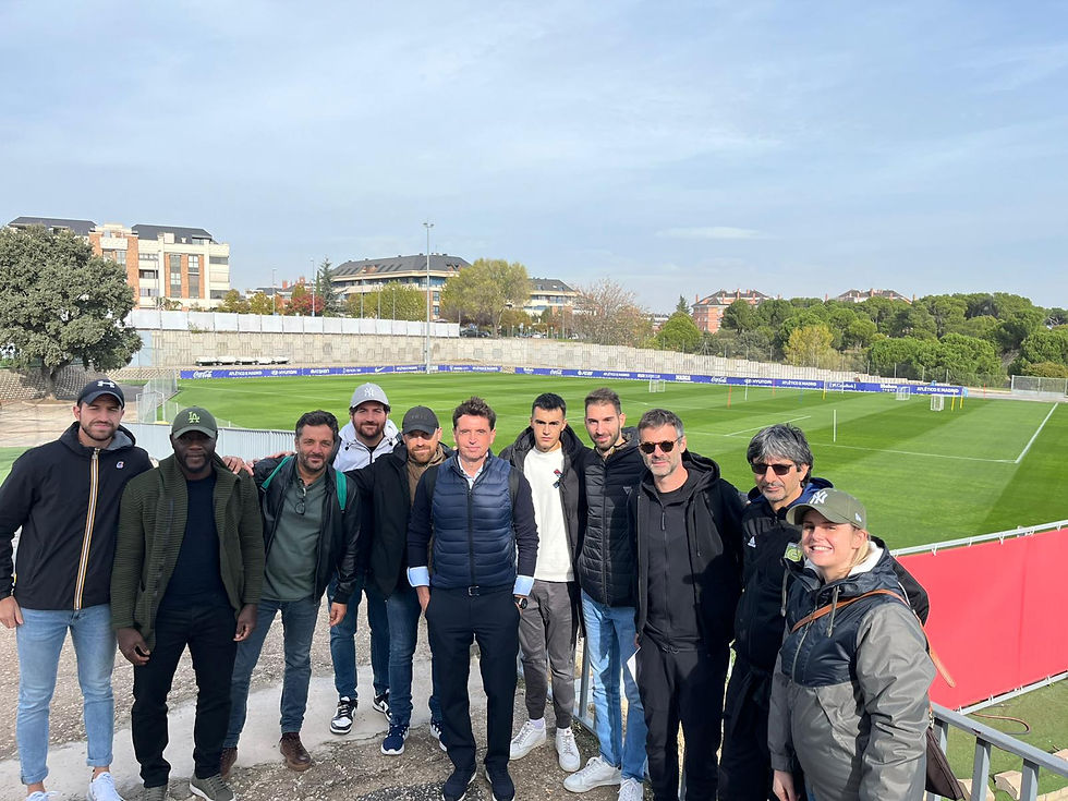 Allenamento di calcio 11 contro 0: squadra schierata in fase di possesso per lavorare su posizionamento, distanze e scivolamenti tattici