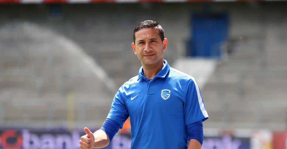 Profilo di un allenatore tecnico e individuale del KRC Genk, con esperienza precedente allo Sporting Kansas City su tutte le squadre dalla U12 alla prima squadra, che ha contribuito allo sviluppo di giocatori come Kevin De Bruyne, Thibaut Courtois e Yannick Carrasco.