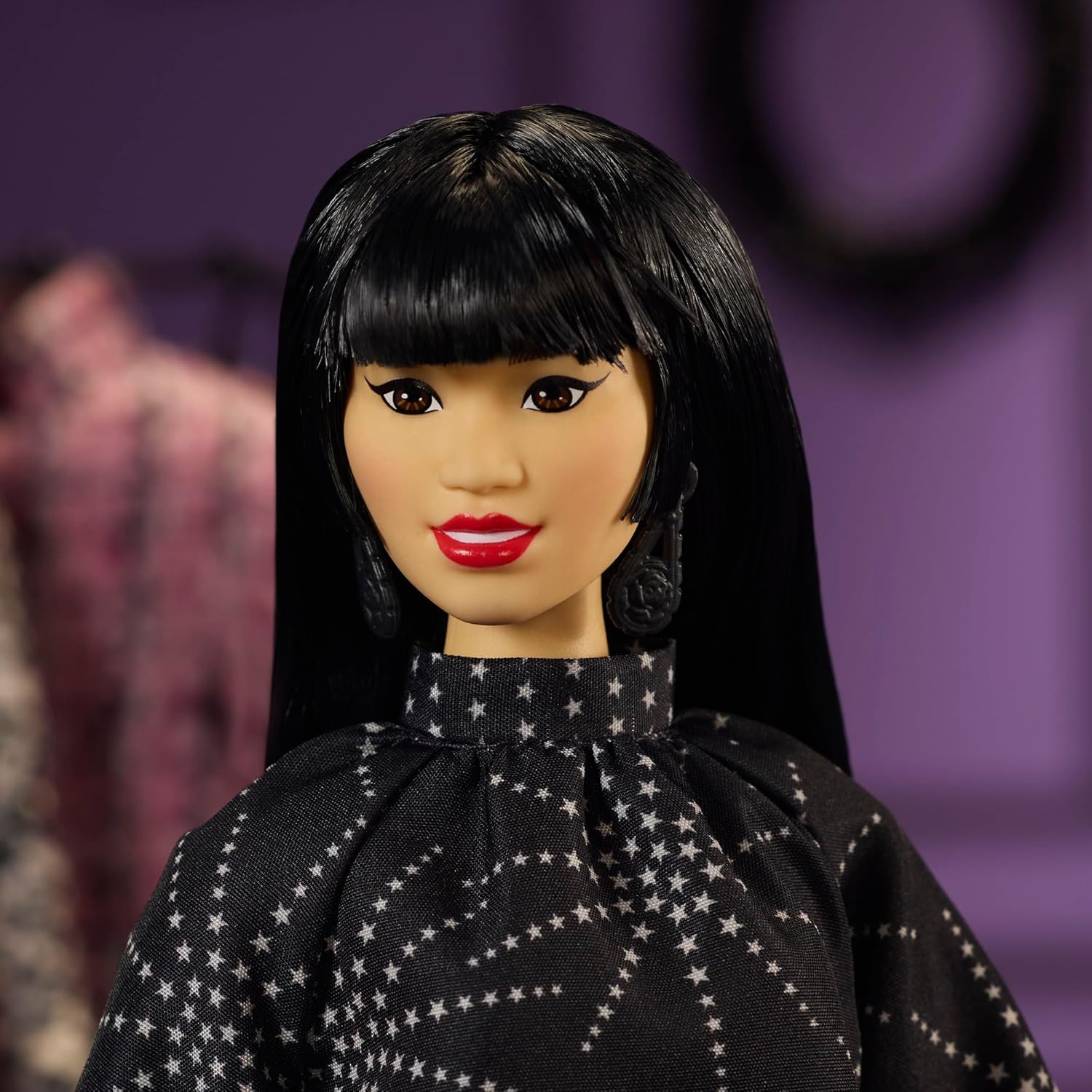 Barbie Inspiring Woman Anna Sui Signature Black Doll (JBJ26) - Imagem 4