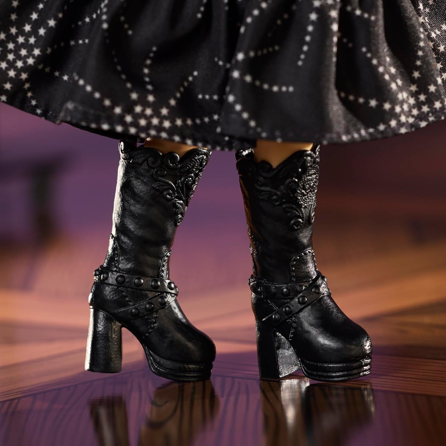 Barbie Inspiring Woman Anna Sui Signature Black Doll (JBJ26) - Imagem 6