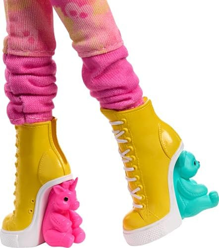 Monster High — Enid Sinclair in Pink Fashion with Beret and Backpack - Imagem 5