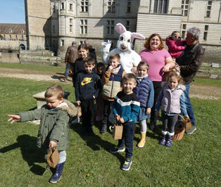 Des chasses aux œufs sous le soleil au château