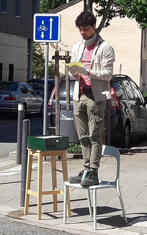 La criée publique - Merci à Arthur qui a rejoint il y a deux semaines l'équipe d'accueil, merci à sa belle énergie et à ce moment d'écoute collective de grande qualité qu'il nous a offert !