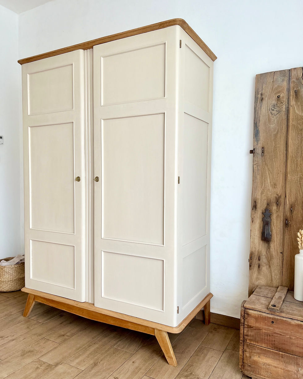 Miniature : L'armoire penderie aux pieds compas