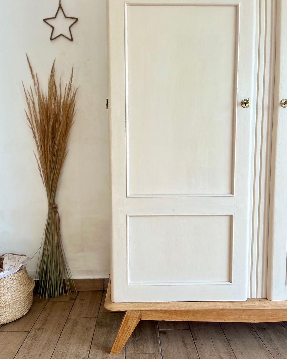 Miniature : L'armoire penderie aux pieds compas