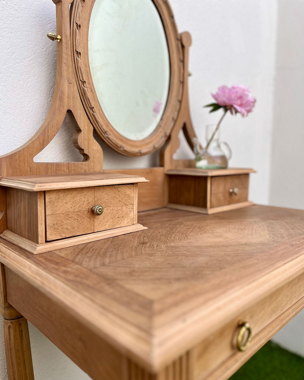 Miniature : La coiffeuse style Louis XVI