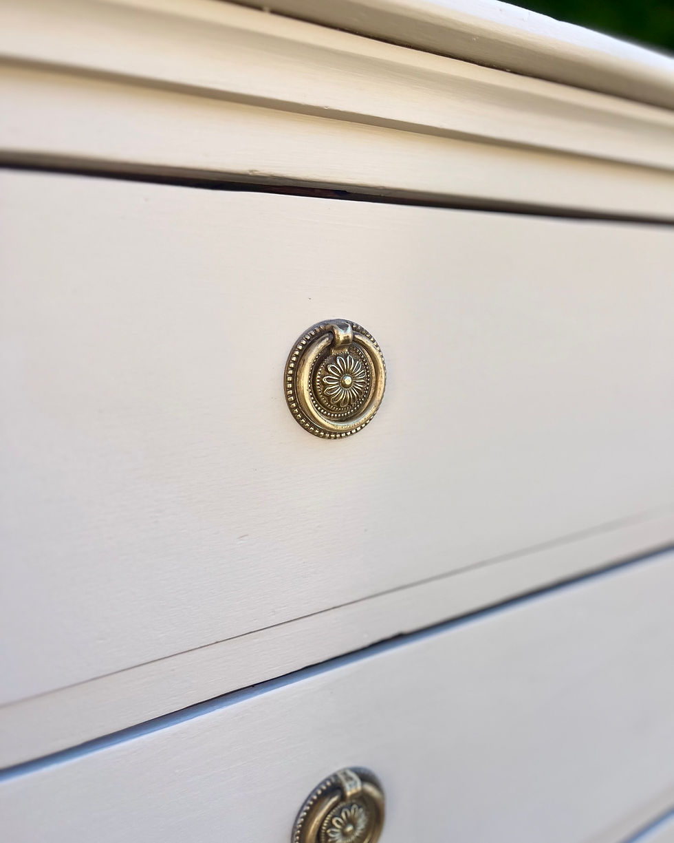 Miniature : La commode aux jolies poignées