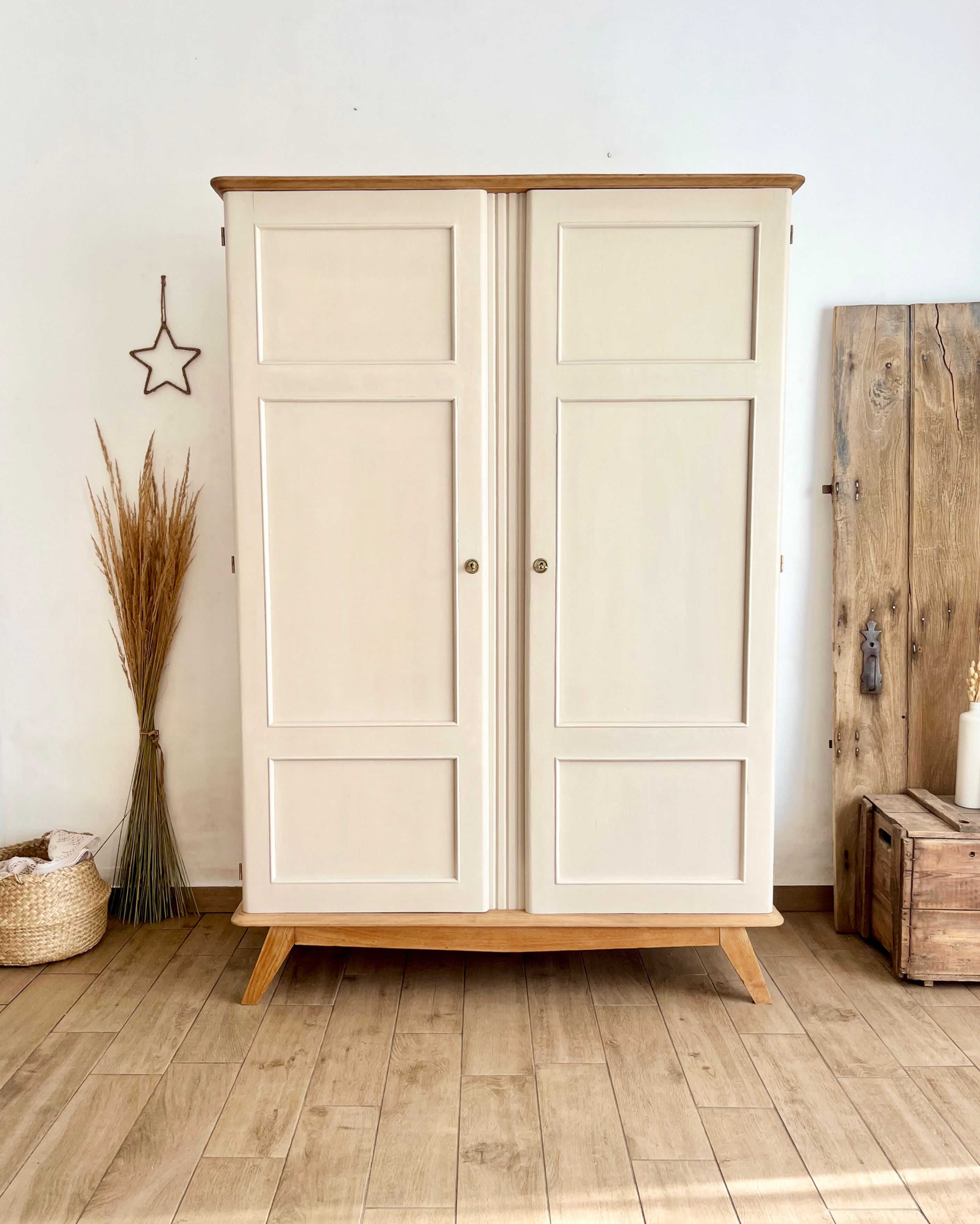 L'armoire penderie aux pieds compas