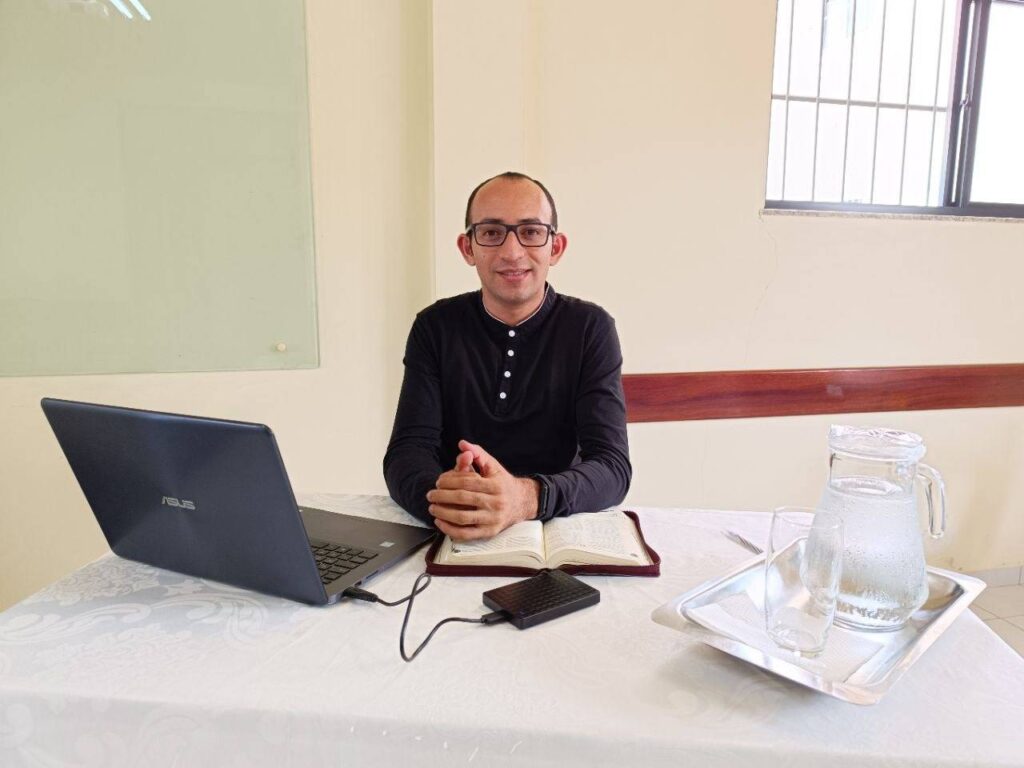 Pe. Marcos Bento - Paróquia de Santa Luzia de Ibipitanga