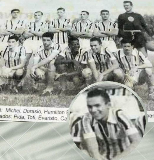 campos machado posando para foto com companheiros do time de futebol cerqueira cesar