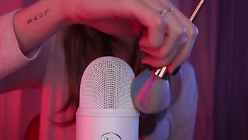 "chica joven grabando sonidos ASMR", "Mujer durmiendo profundamente usando ASMR y productos de Ultraconfort/shelter: colchones, bases, cabeceros, ropa de cama y canapés"" ,"Mejora tu rendimiento escuchando blog consejos de salud, viajes, ocio, cultura y belleza Ultraconfort/Shelter","Mejor descanso aumenta calidad de vida"