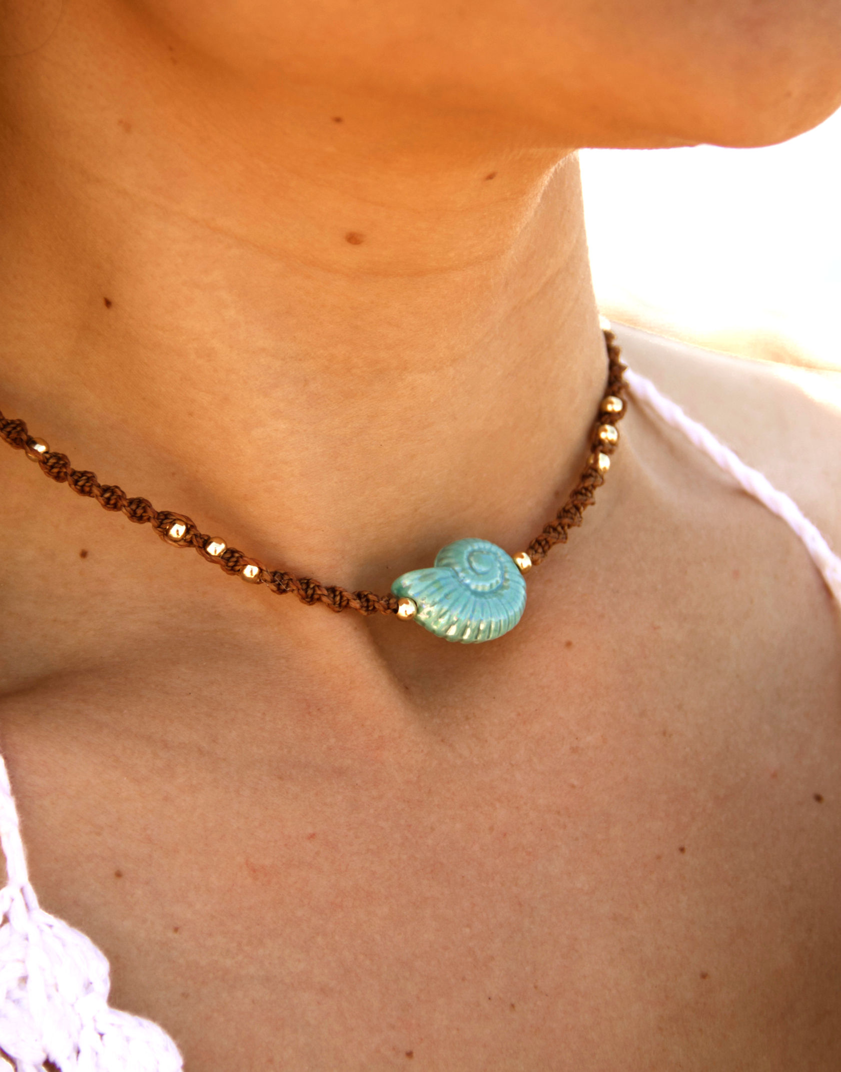 COLLIER EMBRUNS - Ras de cou en macramé & coquillage en céramique