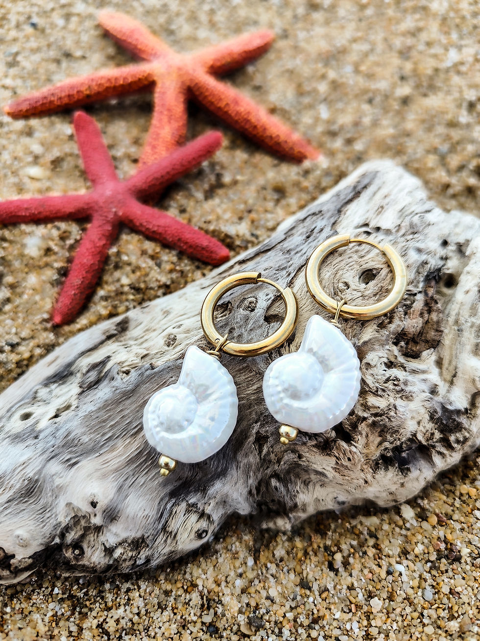 Miniature : CRÉOLES EMBRUNS - Créoles dorées & coquillage pendant en céramique