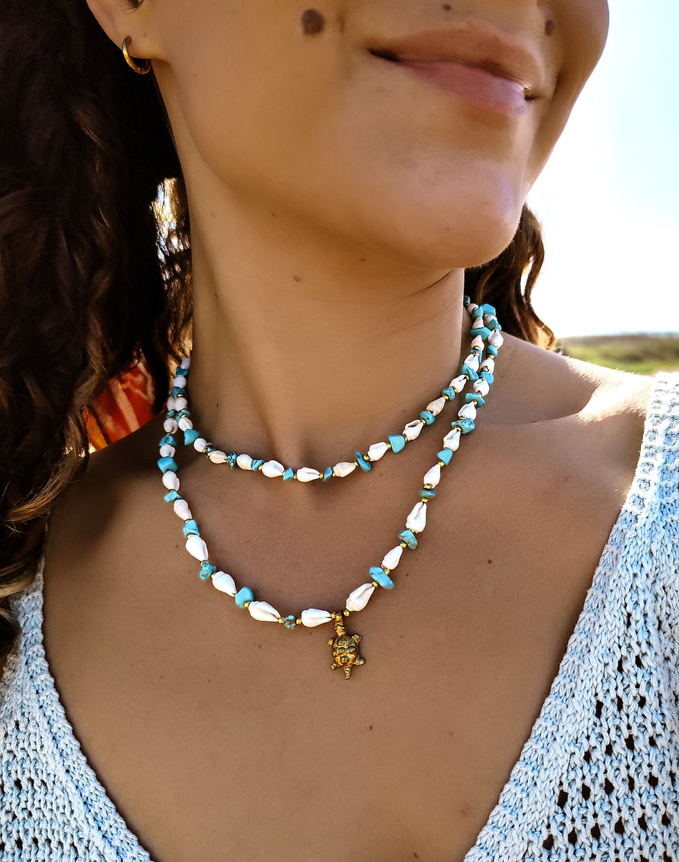 Collier coquillage ras de cou femme blanc et bleu