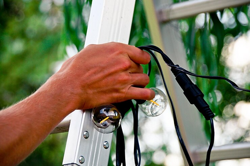 imgi_48_cropped-hand-holding-light-bulbs-by-ladder_1048944-611024.png
