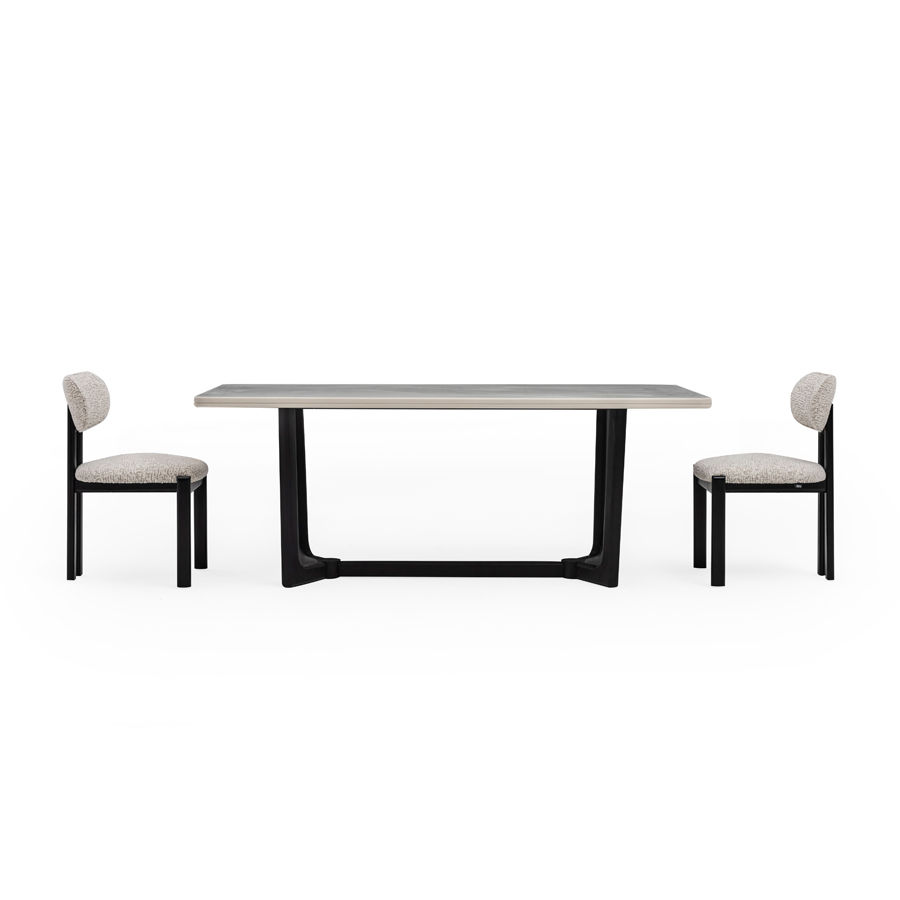 Detailansicht der schwarz lackierten Füsse des Bergama Esstisches