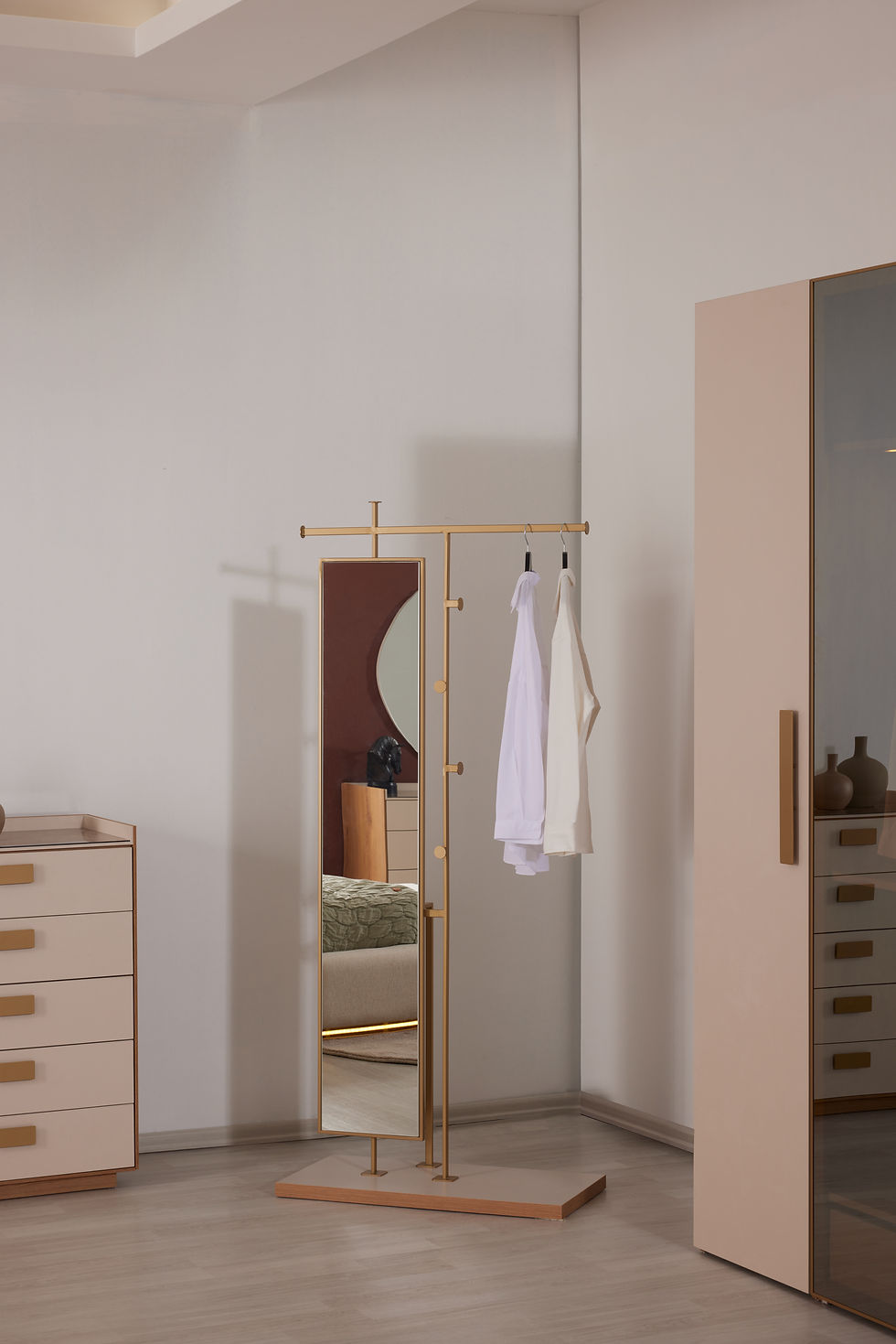 Miniaturbild: Spiegel mit Kleiderstange Schlafzimmer