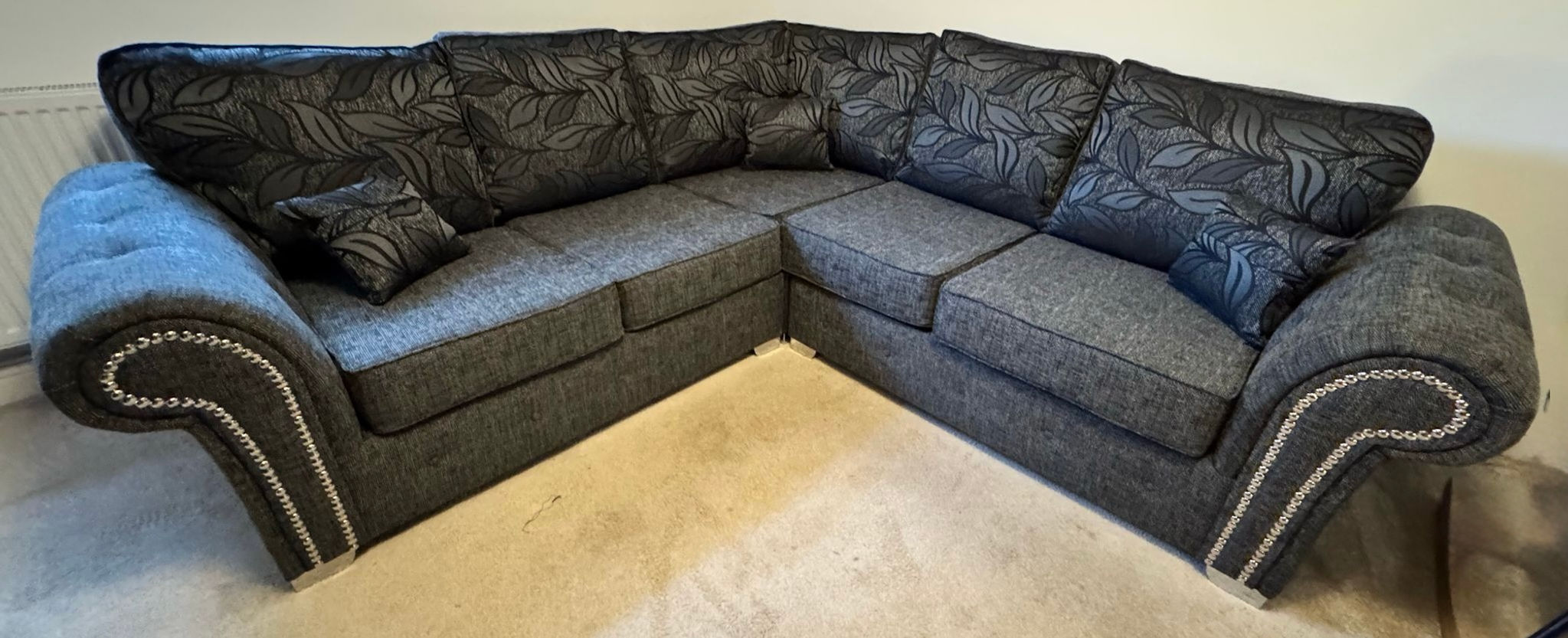 2 CORNER 2 OAKLAND SOFA IN DUNDEE BLACK WITH FLOWER