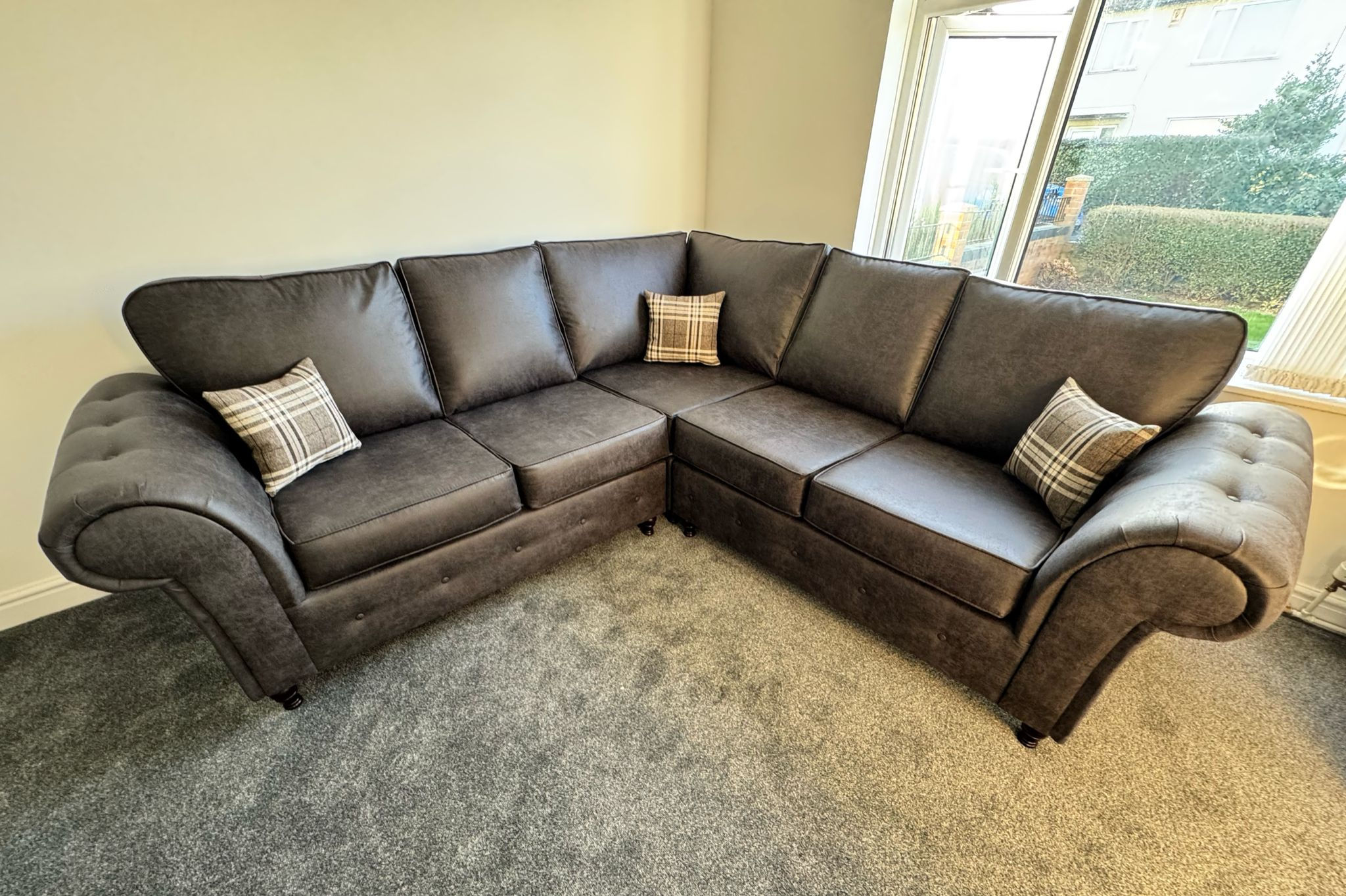 2 CORNER 2 OAKLAND SOFA IN NEVADA BLACK