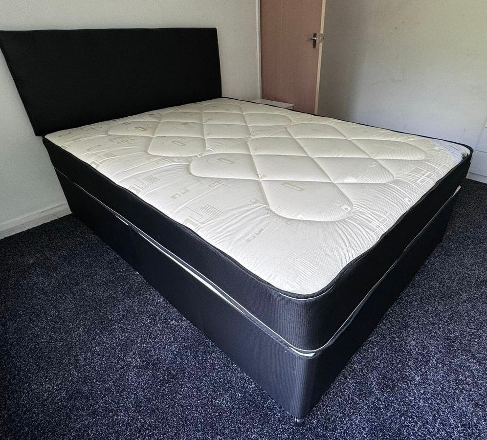 4 foot pinemaster mattress with divan base and Hb 