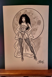 Dessin d'une femme devant la lune
