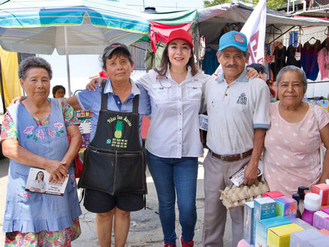 En tianguis de Pueblo Nuevo, Haydeé Reyes reconoce papel de comerciantes en la economía y cultura de Oaxaca