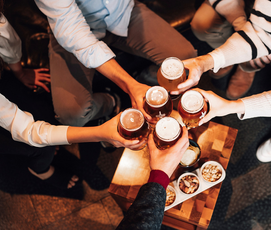 hópur að skála bjór í happy hour