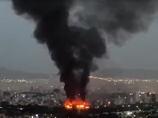 Chamas e fumaça sobem do horizonte de Teerã enquanto Israel bombardeia o Irã — Foto: Reprodução/Reuters