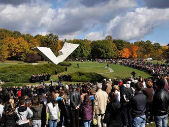 СЕЋАЊЕ НА СТРЕЉАНЕ ЂАКЕ, ПРОФЕСОРЕ И ВИШЕ ХИЉАДА ЦИВИЛА У КРАГУЈЕВЦУ