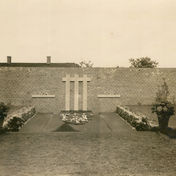 Abb 10_1930-um_Ehrenmal.jpg