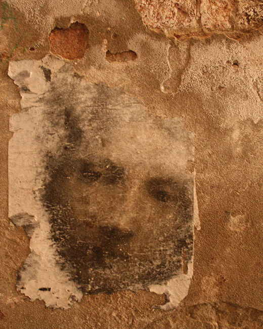 Venise, visage, affiche déchirée, mur délabré