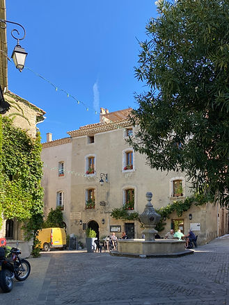 Venasque_place_de_la_fontaine