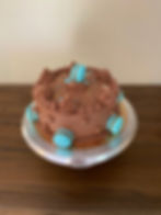 8" cake with macarons