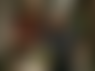 一位定點茶女在老舊社區中協助年長居民提菜返家,畫面溫馨自然,展現了她們融入社區生活、以實際行動建立信任的日常互助情景。在狹窄的巷弄裡,柔和的自然光映照兩代女性的身影。這並非社會新聞中的標籤畫面,而是一場日常的善意流動——當被誤解的職業以關懷行動重構人際連結,社區的敵意便在生活的溫度中慢慢消融。