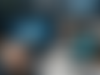 本圖以寫實風格呈現數位驗證場景，畫面中結合身分證件、臉部辨識、指紋驗證、電腦資料鏈條、伺服器設備與放大鏡等元素，象徵定點茶站在導入第三方身份驗證後，個人資料會經過多重系統節點傳輸、比對與保存。圖像強調的不是單一驗證動作，而是整體資料共享鏈條的形成，呼應文章中對定點茶平台資料治理、外部審計、風險防範與防止濫用的核心討論。這張圖片描繪一個高度數位化的工作環境：桌面上的筆記型電腦顯示出帶有節點與鎖頭符號的資料流程介面，代表定點茶平台將身份驗證交由第三方處理後，資料已不再停留於單一系統，而是在不同服務商與儲存架構之間流動。平板上的指紋驗證畫面與手機中的人臉辨識影像，進一步象徵定點茶使用者在註冊、登入或風險控管過程中，需提交高度敏感的個人資訊。畫面中的放大鏡、法槌與後方螢幕上的安全盾牌，則象徵對定點茶資料共享鏈條進行審計、監督與法律問責的重要性。整體構圖傳達出一種冷靜但帶有壓力的氛圍，凸顯定點茶線上身份驗證若缺乏透明治理，便可能使個資暴露在複雜且難以追蹤的資料流通結構之中。