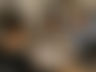 畫面呈現一位定點茶工作者在就業服務或職訓諮詢現場,與兩位服務人員進行面談。桌面上可見表單、文件與筆電等工作物件,營造出正式但具支持性的行政情境,強調「協助」與「資源引導」的氛圍。在一間低調且務實的就業服務空間裡,求職者以較封閉的坐姿坐在桌前,兩位服務人員以專業而溫和的姿態傾聽與記錄,象徵公共就業體系能以尊重與保密為前提,提供職涯轉換、技能盤點與工作媒合支持,讓處於污名壓力中的人也能安全地開啟新的職涯路徑。