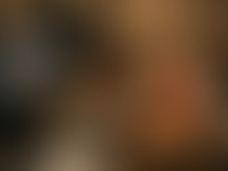 畫面呈現一名定點茶工作者在室內休息區沙發上短暫入睡的情境，周圍可見工作相關物件與監控設備，形成工作與休息交錯的氛圍。場景透過昏暖燈光與背景出口標示，象徵在高壓服務環境中，個人對休息與安全出口的需求，呼應文章中對休息權與拒絕權制度化保障的討論。影像以寫實風格捕捉一段安靜卻帶有張力的瞬間：人物斜靠在沙發上閉眼休息，手中仍握著手機，顯示其仍處於半待命狀態。桌面上散落的飲品、紀錄表與通訊設備暗示工作節奏尚未真正停止；一旁螢幕的模糊畫面與遠方出口光源，形成「監控」與「離開可能性」的視覺對比。整體構圖強調「休息並非完全離開工作」，而是一種在壓力體系中爭取喘息的狀態。畫面氣氛帶有疲憊、警覺與暫時放鬆並存的感受，象徵當休息權缺乏制度保障時，個人的休息往往只能以片段與不穩定的形式存在，也凸顯建立最低安全底線的重要性。