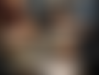 畫面以寫實風格呈現一處帶有壓迫感的室內工作場景，人物神情克制而沉重，空間氛圍傳達出在高抽成與不對等分配結構下，從業者難以自由議價的處境。整體構圖不以獵奇或誇飾方式處理，而是聚焦於勞動壓力、收入失衡與制度控制感，呼應文章中對定點茶商業模式、平台抽成、議價權不足與集體協商必要性的討論。這張圖片以冷靜而真實的視角，表現出定點茶產業之中個體勞動者在高抽成制度下的脆弱位置。畫面中的空間關係、人物姿態與現場氛圍，象徵定點茶從業者雖身處看似固定的工作節點，實際上卻常被排除於價格形成與規則制定之外。圖片試圖傳達，當定點茶站方長期依賴高比例抽成維持商業模式時，個別從業者的議價能力往往被壓縮，只能在不透明的條件中被動接受安排。也因此，這幅圖不只是描繪定點茶場景本身，更進一步反映定點茶背後的權力不對等、勞動風險與制度失衡，讓觀者能從視覺中理解：若沒有更公平的協商空間與支持機制，定點茶從業者很難真正擁有改善條件的能力。