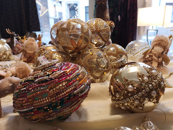 weihnachtskugeln-weihnachtsdeko-bunt-gold-ausgefallen-hingucker-herda-fashion-kempen