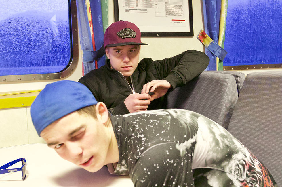Yngve og Sivert på ferga "Lærdal"