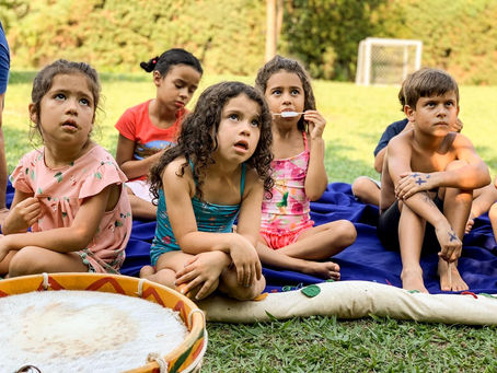 Criança inventando diferentes usos para caixas, tecidos e objetos simples