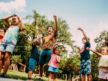 Crianças participando de recreação em festa infantil com brincadeiras organizadas