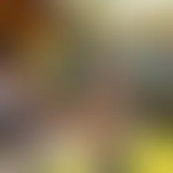 Criança soprando bolhas de sabão grandes em um quintal colorido 