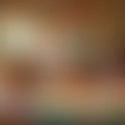 Crianças e adultos participando de oficina recreativa com materiais recicláveis, em ambiente colorido com elementos folclóricos brasileiros 