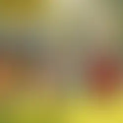 Bebês e crianças pequenas de mãos dadas brincando de ciranda ao ar livre