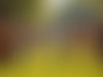 Grupo diverso de crianças e idosos brincando juntos ao ar livre
