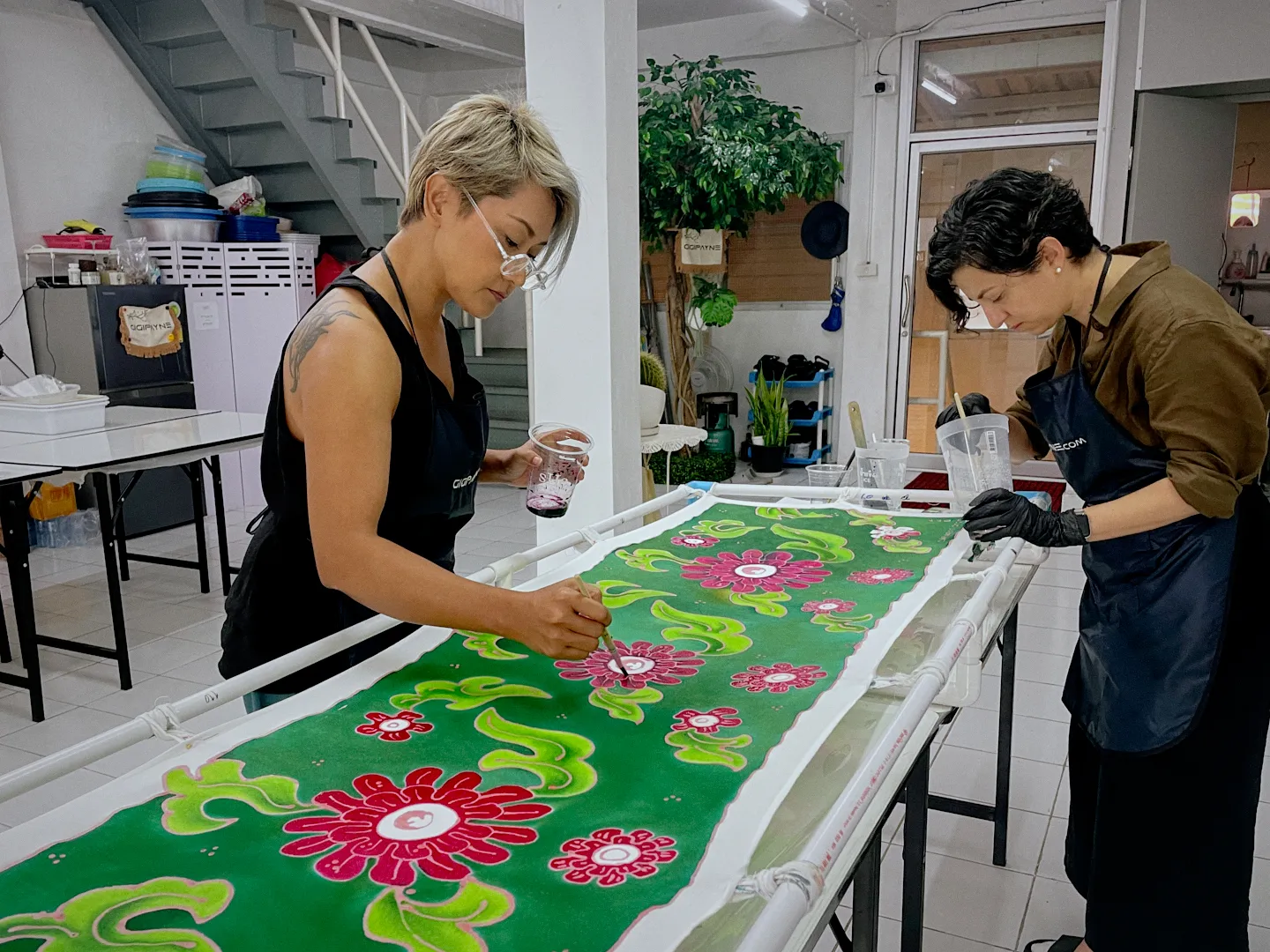 GIGIPAYNE Workshop in Bangkok. Participants doing Batik